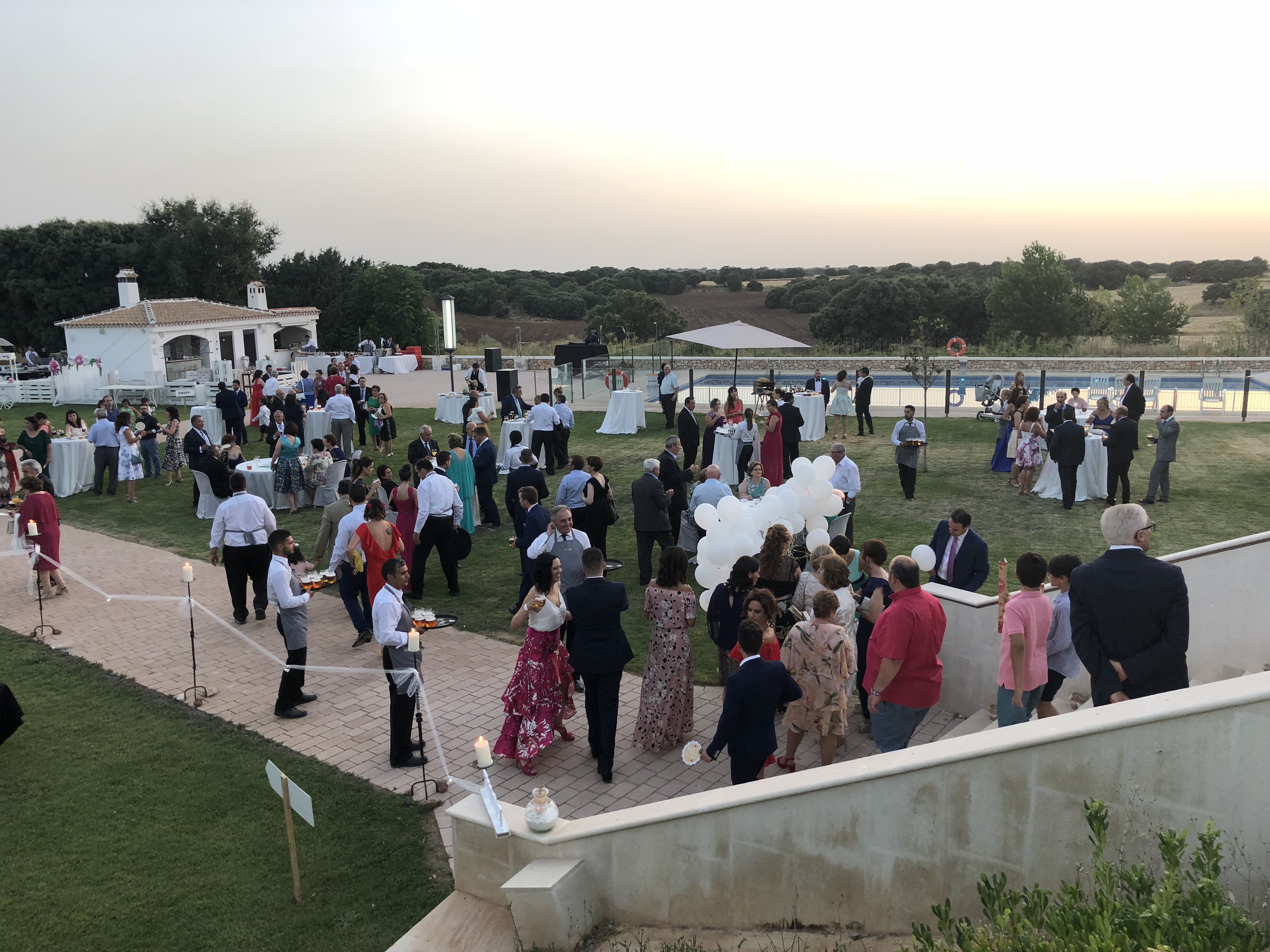 Celebra una boda inolvidable en Finca Las Beatas: El lugar perfecto con salones elegantes y un jardín de ensueño